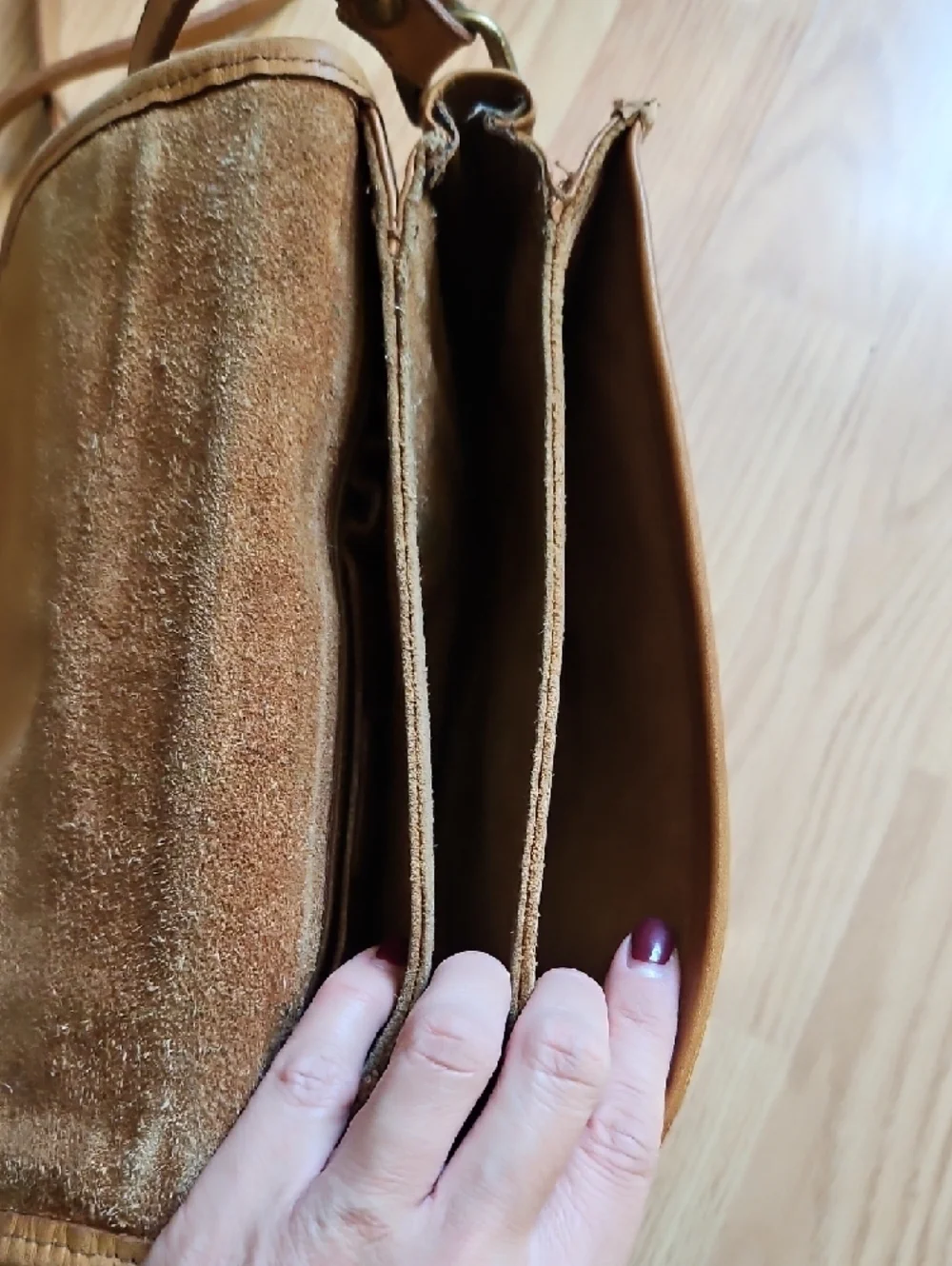 Guess Tan Leather Saddle Crossbody with Brass Hardware - Picture 4 of 6